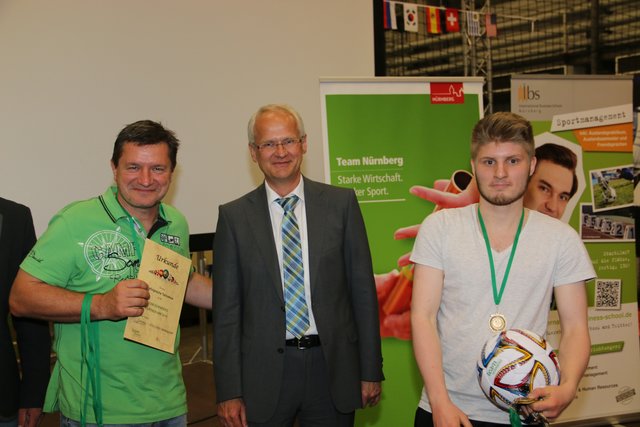 Bürgermeister Klemens Gsell mit dem Team ,,Schweiz" (Kickfabrik Nürnberg). | Foto: John R. Braun