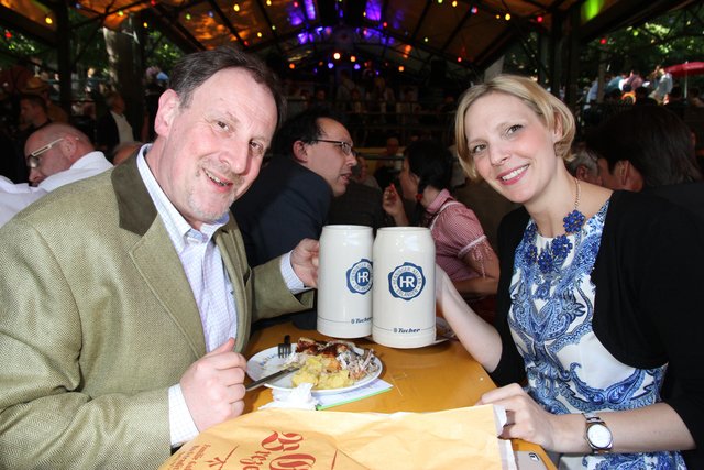 Norbert Küber (l.), stellvertretender Studioleiter, mit Dr. Kathrin Degmair, der neuen Leiterin des BR-Studios Franken. | Foto: bayernpress