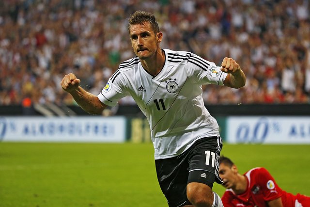 Schießt Miroslav Klose - hier beim Torjubel im WM-Qualifikationsspiel gegen Österreich (3:0) im vergangenen September in München - die deutsche Mannschaft in Brasilien zum Weltmeistertitel?