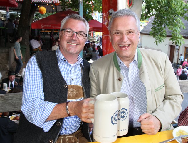 Bayerns Innenminister Joachim Herrmann (r.) und Tucher Verkaufsdirektor Bernd Herrmann (l.). | Foto: bayernpress