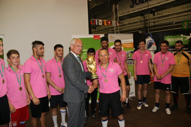 Bürgermeister Klemens Gsell gratierliert der Siegermannschaft der Team Nürnberg Partner WM 2014. | Foto: John R. Braun