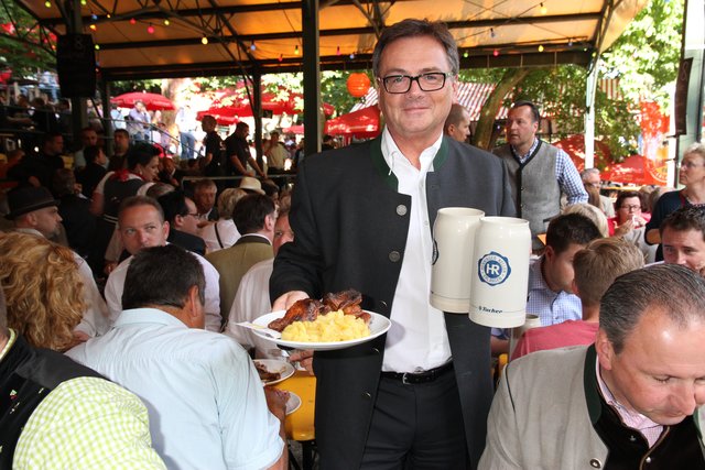 Tucher Geschäftsführer Fred Höfler als ,,Servicekraft". | Foto: bayernpress