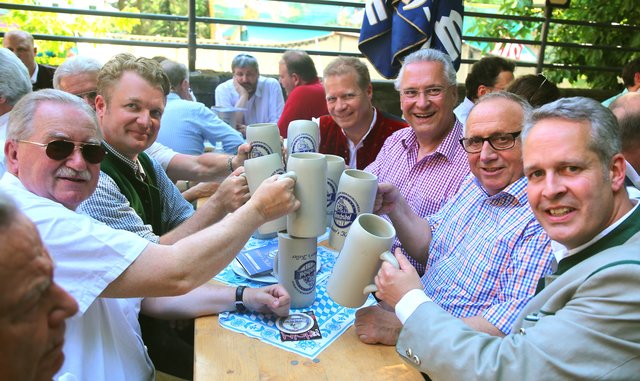 Joachim Herrmann (3.v.r.): „Offensichtlich haben der Charme und die Atmosphäre von Frankens schönstem Volksfest überzeugt!“ Foto: bayernpress
