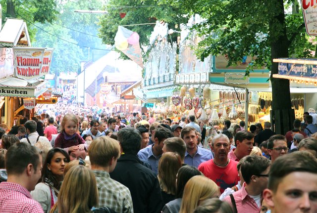 Traditionell überdurchschnittlich gut besucht: Die Erlanger Bergkirchweih ...