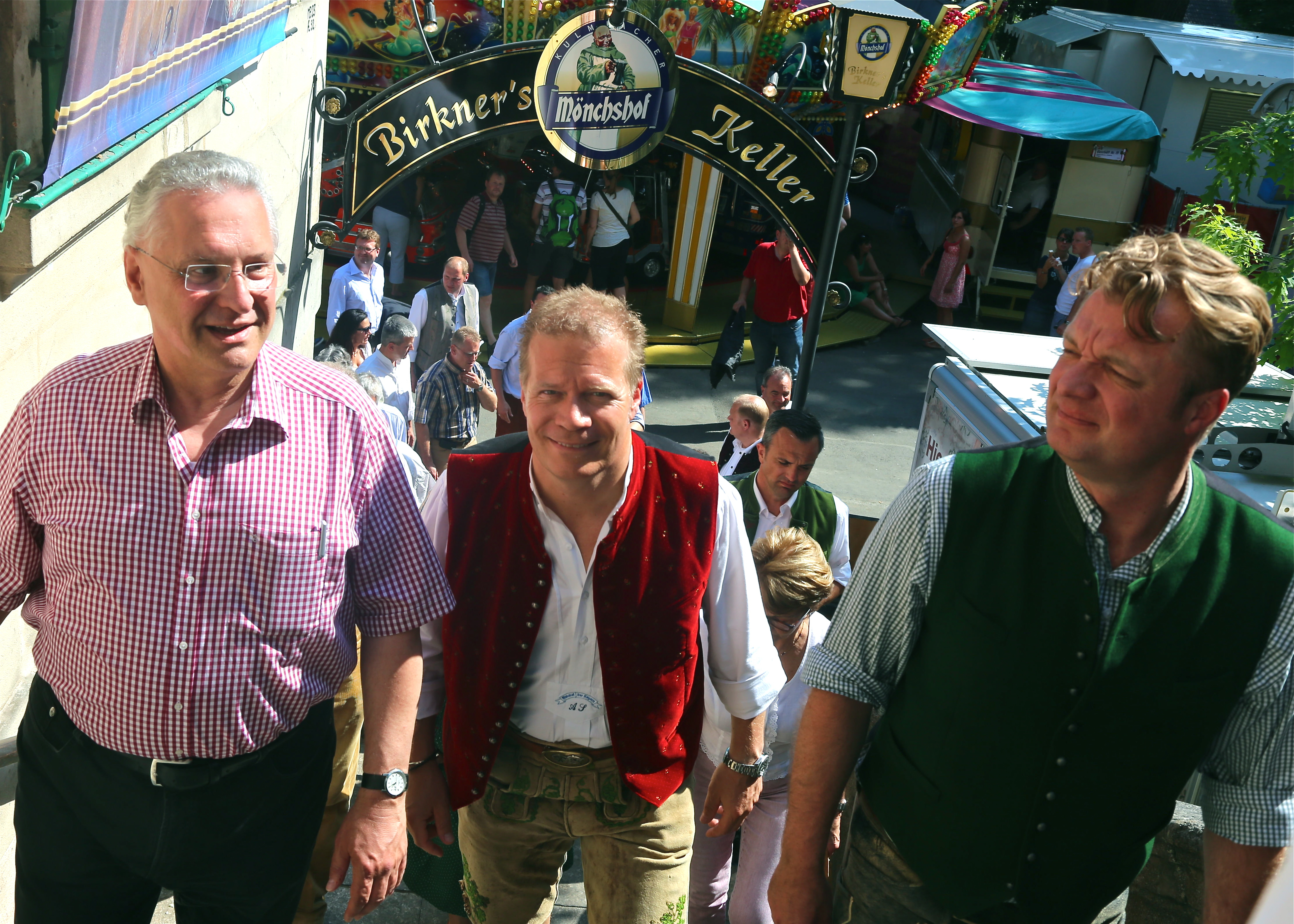 Staatsminister Joachim Herrmann (l.) führt die Gäste von der Wiesn über den „Berch“. Foto: bayernpress