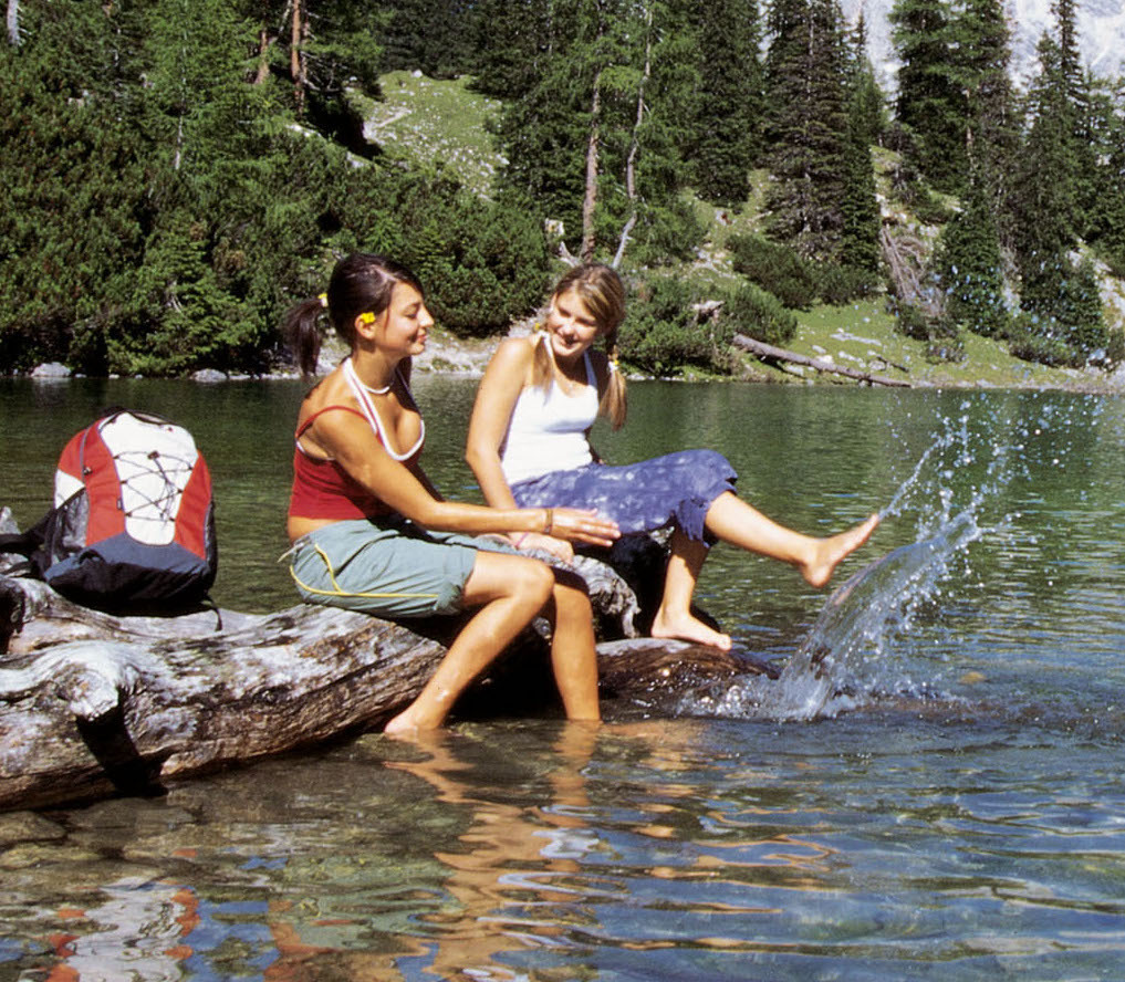 Wohltat pur und eine tolle Fotoidee: Erfrischung an einem kühlen Bergsee.