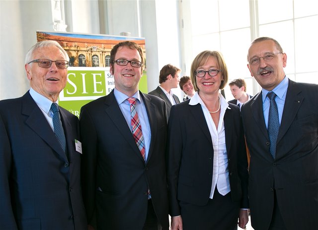 Der Stiftungsvorstand der Bürgerstiftung Erlangen: Martin Böller, Oberbürgermeister Dr. Florian Janik, die zukünftige FAU-Kanzlerin Dr. Sybille Reichert sowie FAU-Kanzler Thomas A.H. Schöck (v.l.n.r.). Foto: FAU / Erich Malter