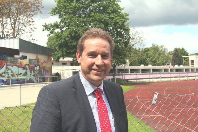 Für Bürgermeister Markus Braun stehen die Investitionen in die Bildung an oberster Stelle. Dazu gehört auch der Bau einer neuen Dreifachturnhalle, der rechts im Hintergrund zu sehen ist.