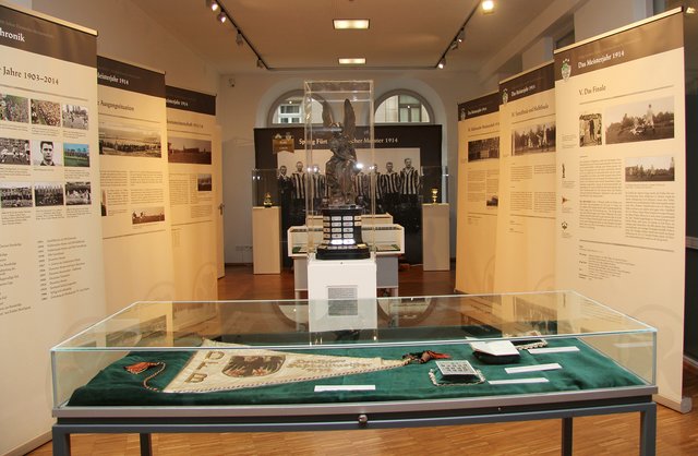 Ein Blick in die Ausstellung "100 Jahre Deutsche Meisterschaft". | Foto: Norbert Mittelsdorf