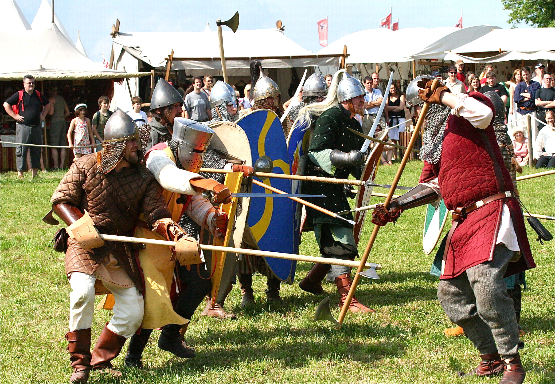 Lebendiges Mittelalter: Schaukämpfe gehören traditionell dazu. Foto: oh