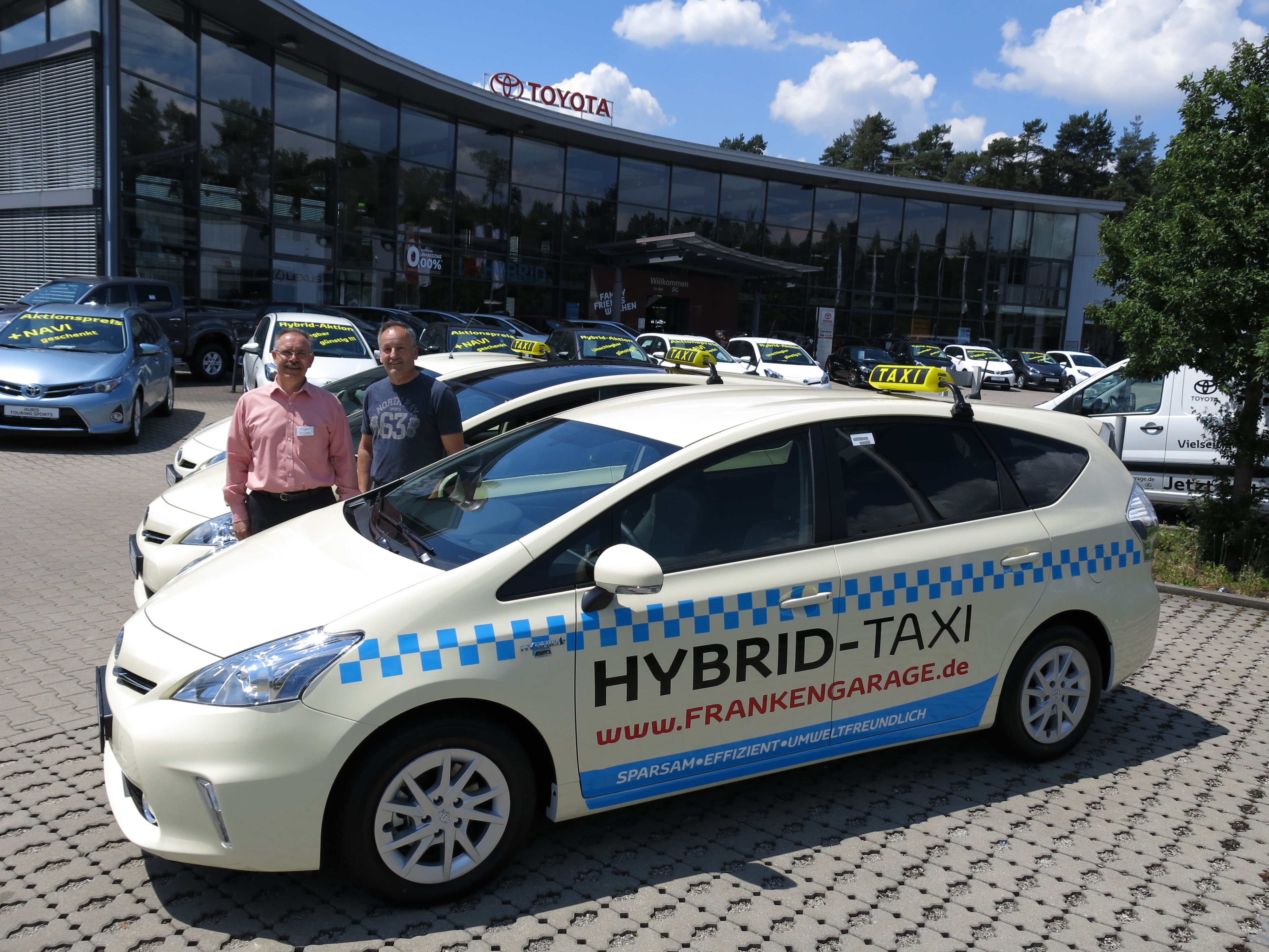 Markus Büttner (Fleet & Business Manager Frankengarage) und Taxiunternehmer Hasan Januzi (re.) mit dem unweltfreundlichen Toyota Prius.