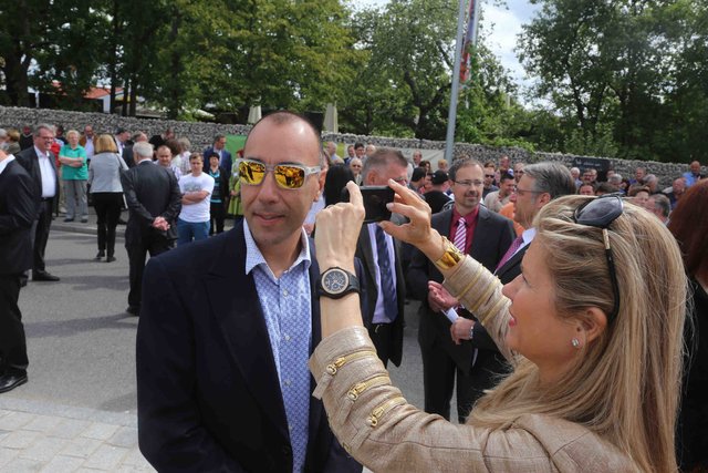 Ehefrau Giovanna fotografiert ihren Mann, Lorenzo Quinn, Sohn des berühmten Schauspielers Anthony Quinn. | Foto: bayernpress