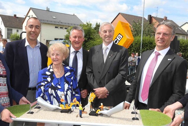 Künstler, Sponsor und Beschenkte auf einem Bild: Familie Bruder, Oberbürgermeister Dr. Thomas Jung und Bildhauer Lorenzo Quinn (l.). | Foto: bayernpress