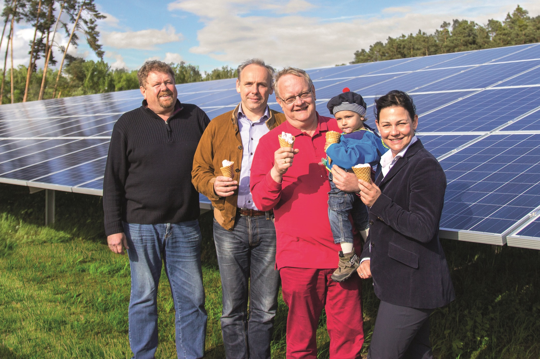 Helmut Sauerhammer (Braumeister), Stefan Pfister, Georg Bernreuther, Julius Bernreuther und Marlies Bernreuther (v.l.) setzen auf Photovoltaik bei der Eisgewinnung.