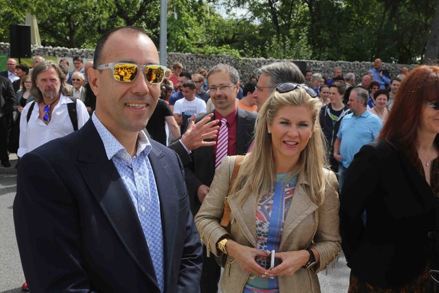 Der Künstler, Lorenzo Quinn, mit Ehefrau Giovanna. | Foto: bayernpress