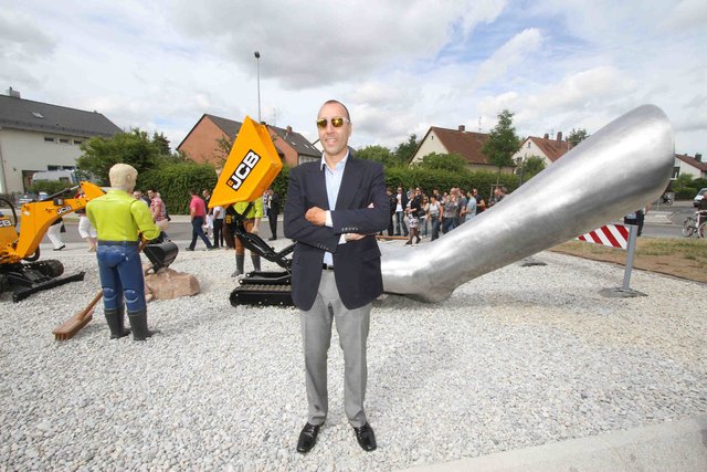 Der Künstler Lorenzo Quinn ist stolz auf sein Kunstwerk. | Foto: bayernpress