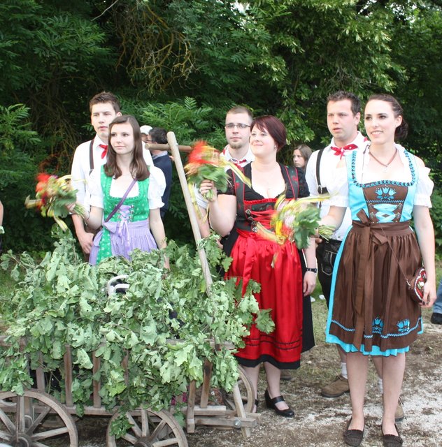 Die feschen Kärwaboum und ihre Madli gehören zum Kirchweihfest wie die Kirche zum Ort. | Foto: Victor Schlampp