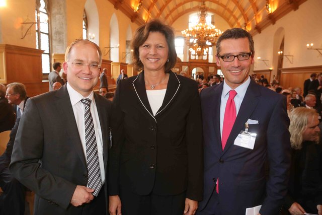 Ilse Aigner, Bayerische Staatsministerin für Wirtschaft und Medien, Energie und Technologie mit Stadtrat Sebastian Brehm (l.) und Nürnbergs Wirtschafstreferent Michael Fraas (r.). | Foto: bayernpress