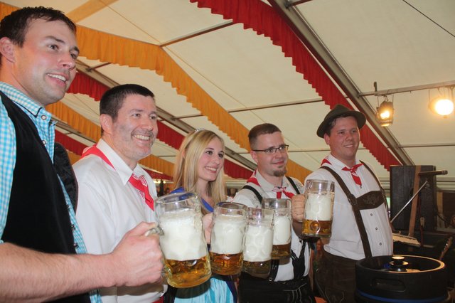 Nach dem Bieranstich heißt es „Ein Prosit der Gemütlichkeit!“ | Foto: Victor Schlampp