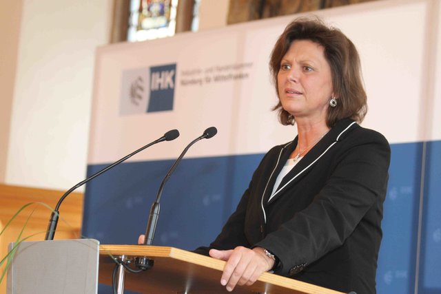 Ilse Aigner, Bayerische Staatsministerin für Wirtschaft und Medien, Energie und Technologie, hielt die Ansprache beim IHK Jahresempfang und der Verleihung der IHK Ehrenmedaille an Unternehmer Thomas Sabo. | Foto: bayernpress