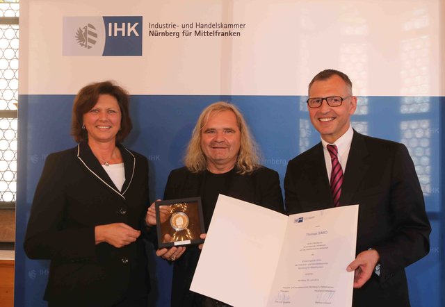 Verleihung der IHK Ehrenmedaille an Thomas Sabo (M.) mit Ilse Aigner und Dirk von Vopelius. | Foto: bayernpress