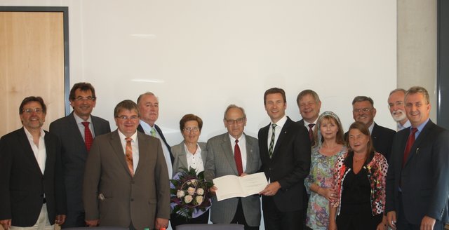 Horst Wildner und Landrat Matthias Dießl (6. u. 7. v.l.) mit den Gästen der Ehrung.