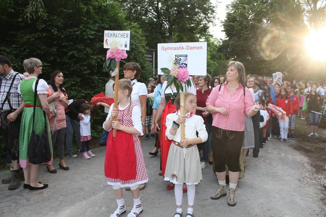 Beim großen Kirchweihzug von der katholischen Kirche zum Festzelt nehmen viele Vereine und Gruppen teil. | Foto: Victor Schlampp