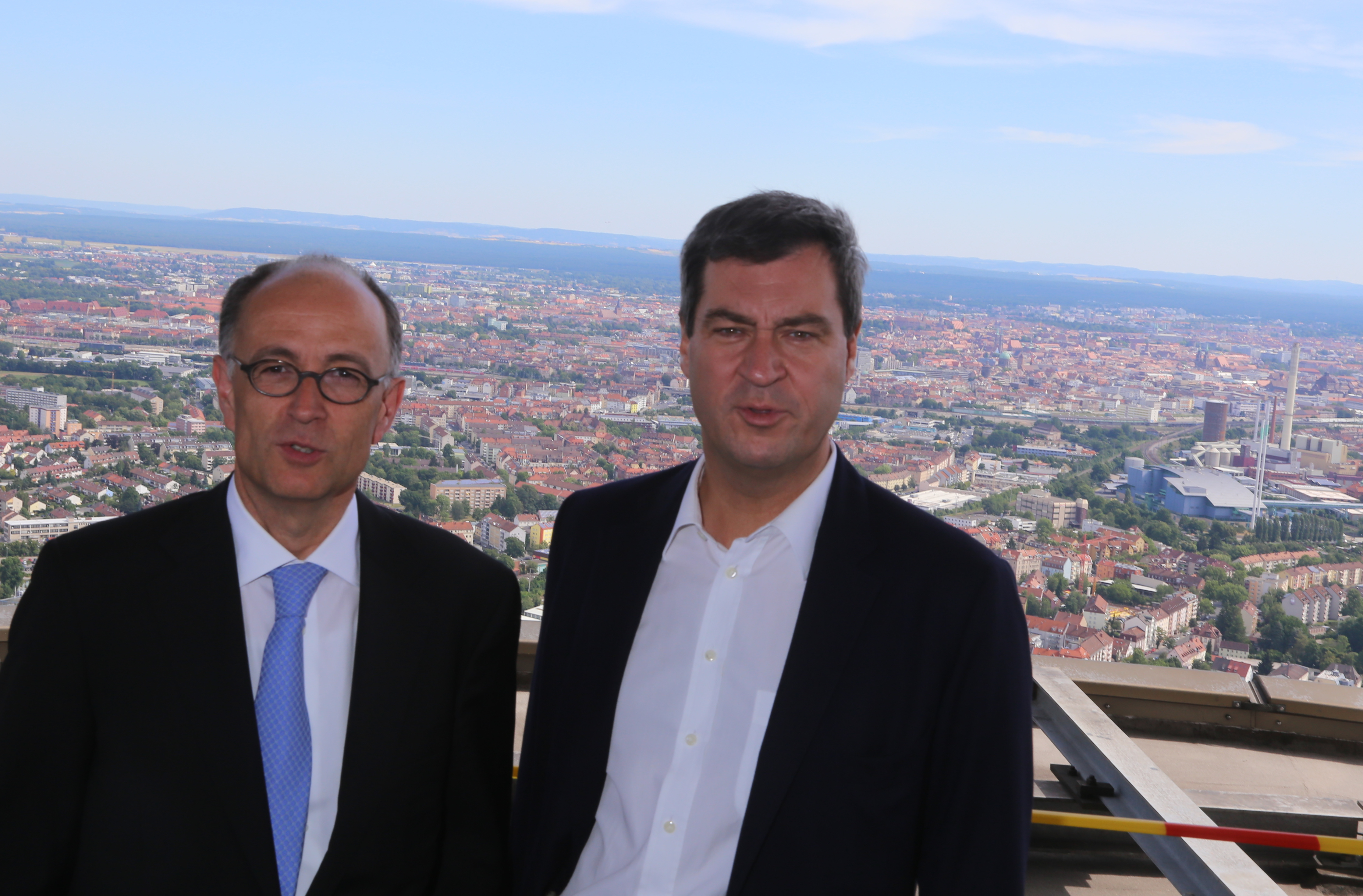Dr. Rudolf Pospischill, Geschäftsführer Deutsche Funkturm GmbH, und Bayerns Finanzminister Markus Söder (r.) auf dem Fernmeldeturm in Nürnberg-Schweinau.