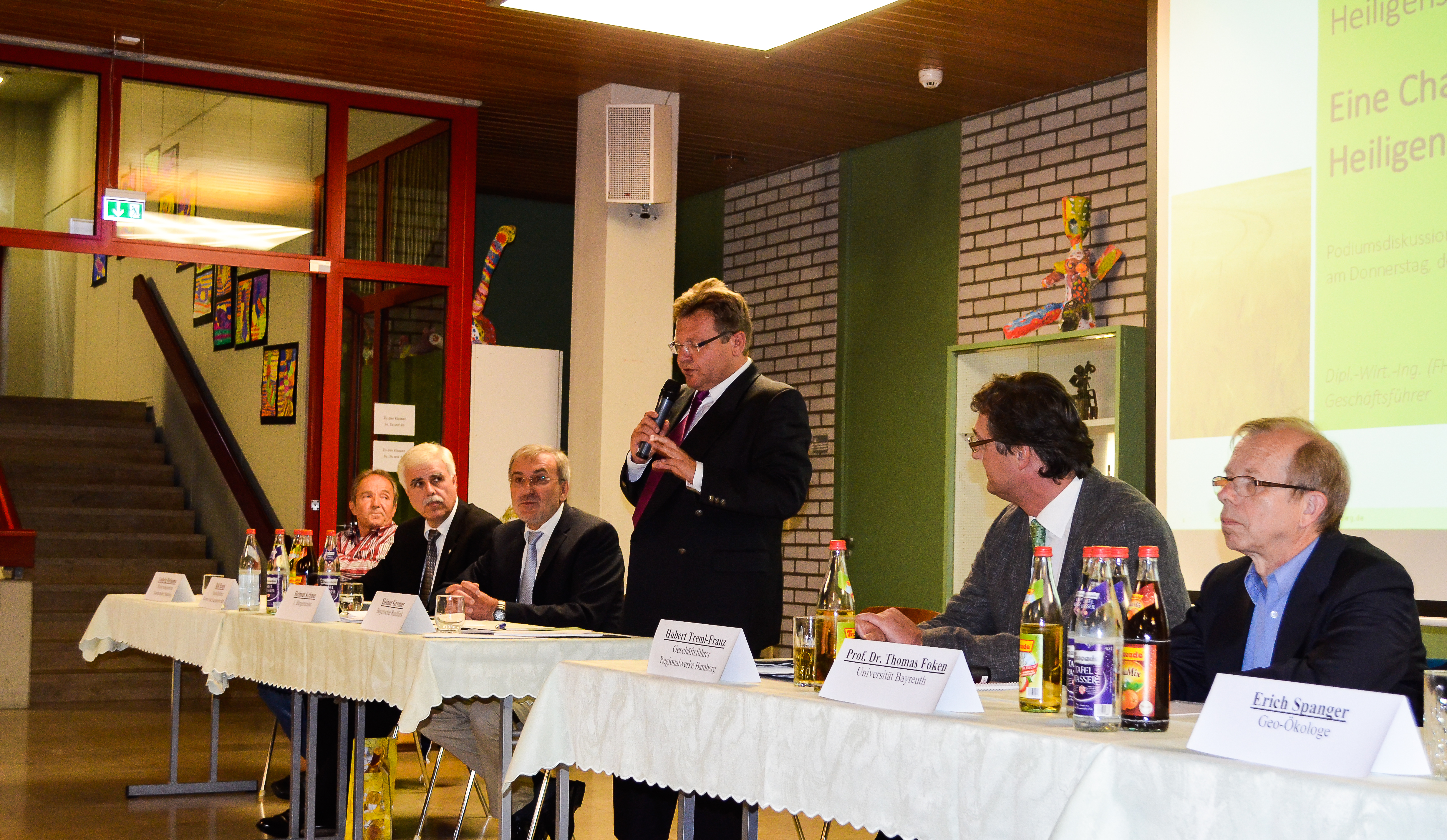 Die Gemeinde Heiligenstadt informiert über das Projekt Windradpark: (v.r.) Prof. Dr. Thomas Foken, Uni Bayreuth, Hubert Treml-Franz, Geschäftsführer Regionalwerke Bamberg, Moderator Heiner Gremer, BR, Bürgermeister Helmut Krämer, Ralf Haupt, Geschäftsführer Klima- Und Energieagentur Bamberg und Ludwig Hofmann, Landratsamt Bamberg.