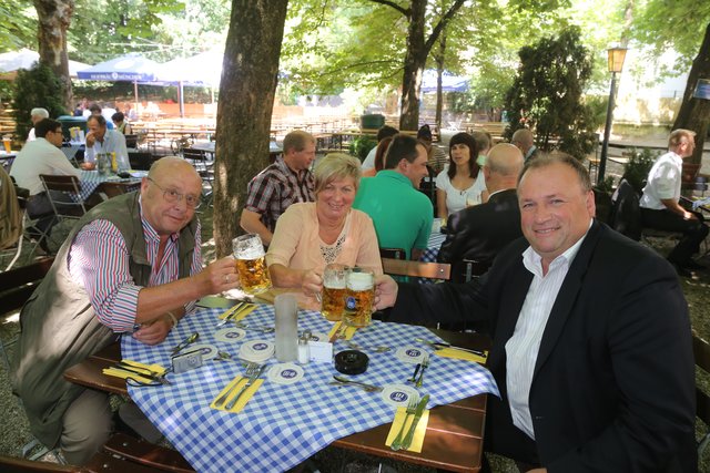 Zum Abschluss der Besucherfahrt gab's Bier und Schweinsbraten mit MdL Walter Nussel im Biergarten des Hofbräuhauses. Foto: bayernpress.de