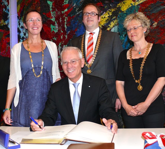 Im Beisein der aktuellen Bürgermeister-Riege trägt sich der Geehrte ins Goldene Buch der Stadt Erlangen ein. Foto: Uwe Müller