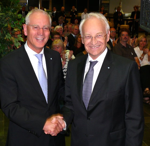 Weggefährten und Partner: Siegfried Balleis bedankt sich bei Edmund Stoiber. Foto: Uwe Müller