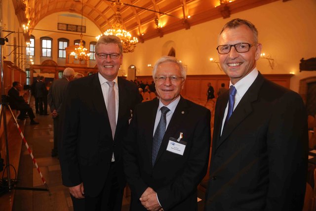 IHK-Präsident Dirk von Vopelius (r.) mit Uni-Präsident Prof. Dr. Karl-Dieter Grüske (M.) und Dr. Matthias Everding, Vorstandsvorsitzender der Sparkasse Nürnberg. | Foto: bayernpress