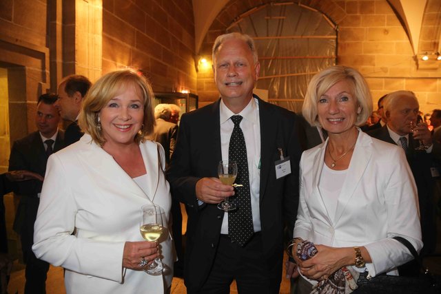 Mittelfrankens Polizeipräsident Johann Rast mit Nürnbergs Kulturreferentin Prof. Dr. Julia Lehner (r.) und Evi Kurz, Vorsitzender Ludwig-Erhard-Initiativkreises Fürth. | Foto: bayernpress