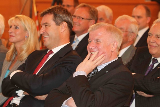 Dr. Markus Söder (M.)  mit Gattin Karin und Horst Seehofer. | Foto: bayernpress