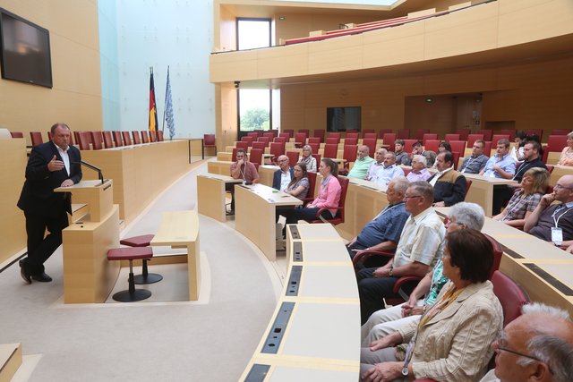 MdL Walter Nussel am Rednerpult im Plenarsaal beantwortet Fragen der Besucher. Foto: bayernpress.de