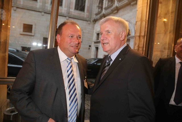 Ministerpräsident Horst Seehofer (r.) mit Landtagsabgeordneten Nussel. | Foto: bayernpress