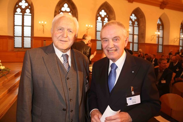 Hans-Peter Schmidt (r.), Aufsichtsratsvorsitzender der Nürnberger Versicherungsgruppe, und Dr. Oscar Schneider, CSU-Ehrenvorsitzender. | Foto: bayernpress