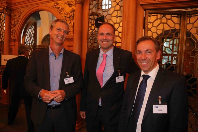 Alexander Boldyreff (M.), Vorstandsvorsitzender Teambank, mit Unternehmer Sebastian Schwanhäuser und Alexander Tritthart, Landrat Erlangen-Höchstadt (r.). | Foto: bayernpress