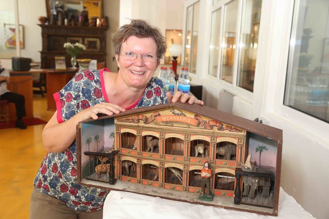 Ulrike Gabler zeigt Jörg Steffen Meister eine Menagerie mit liebevoll gefertigten Tierfiguren. | Foto: bayernpress
