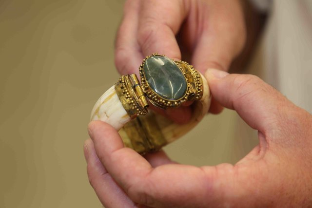 Dieser Ring sieht zwar wertvoll aus, doch die verwendeten Materialien deuten auf ein Replikat hin. | Foto: bayernpress