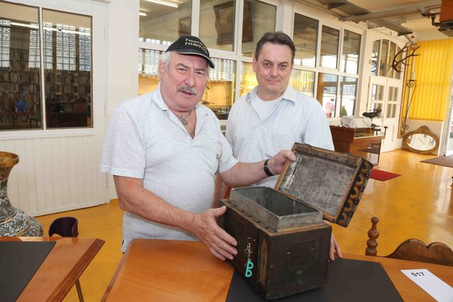 Werner Grau (l.) zeigt Christian Groll von JSM-Antik Auktionen eine alte Regimentskasse, die er zur Begutachtung mitgebracht hat. | Foto: bayernpress