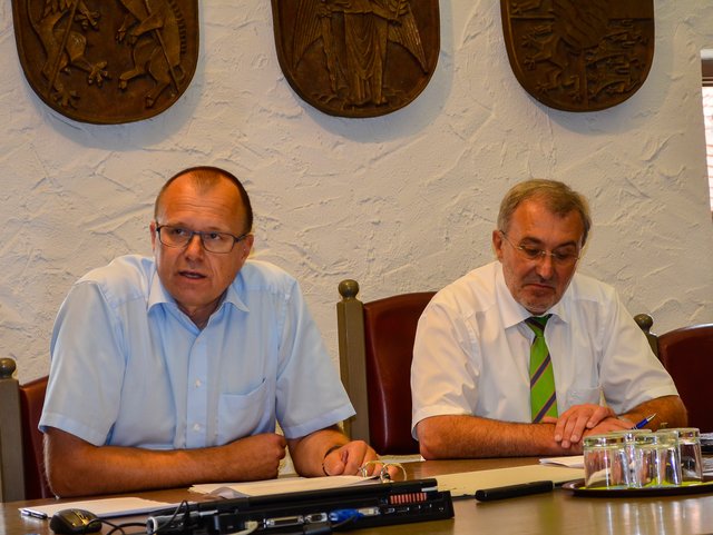 Heiligenstadts Bürgermeister Helmut Krämer (r.) und der Geschäftsleiter des Marktes Heiligenstadt, Rüdiger Schmidt, verkünden im Sitzungssaal des Rathauses das vorläufige Endergebnis.