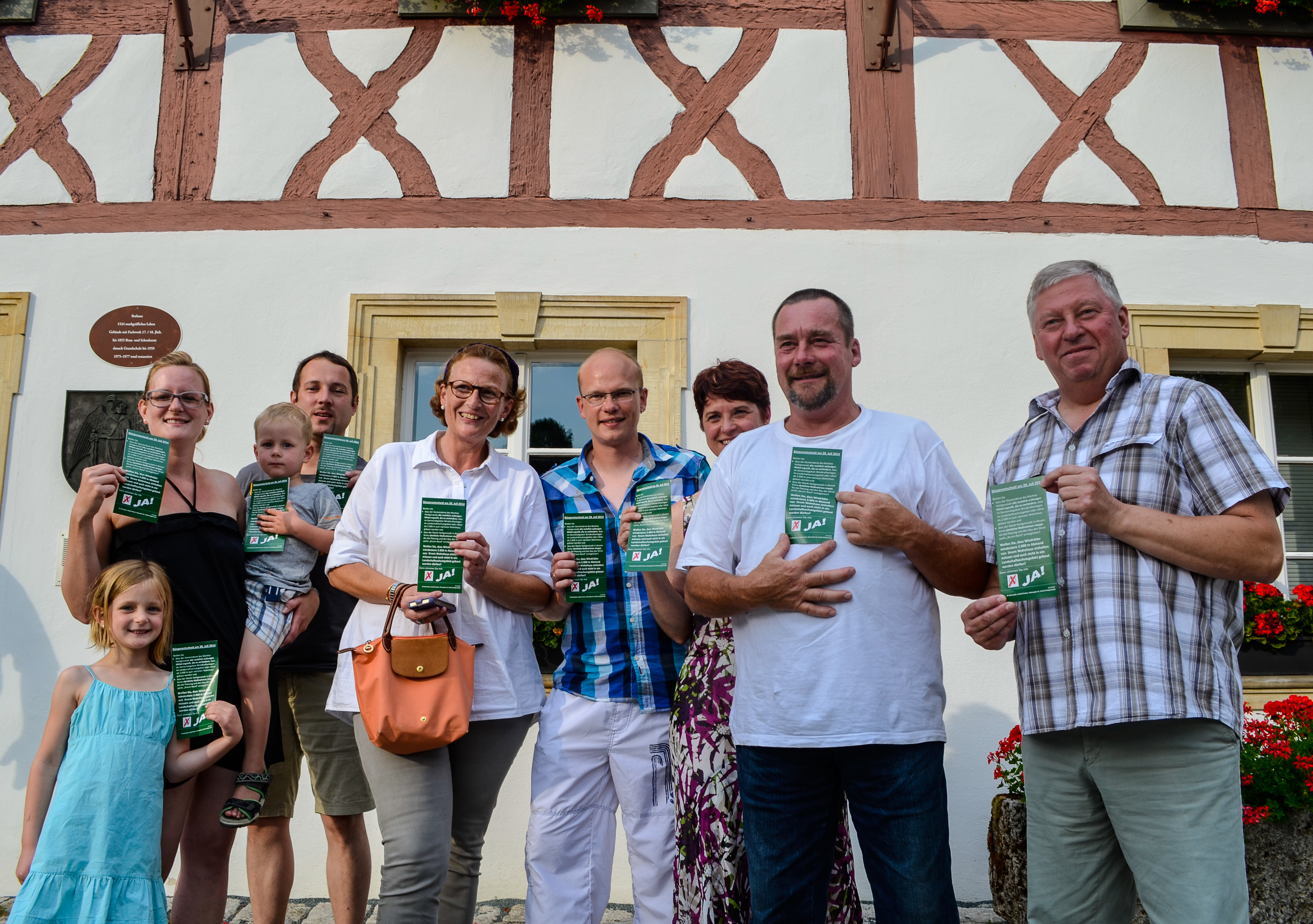 Große Freude bei der Bürgerinitiative Hohenpölz, die den Bürgerentscheid auf den Weg brachte.