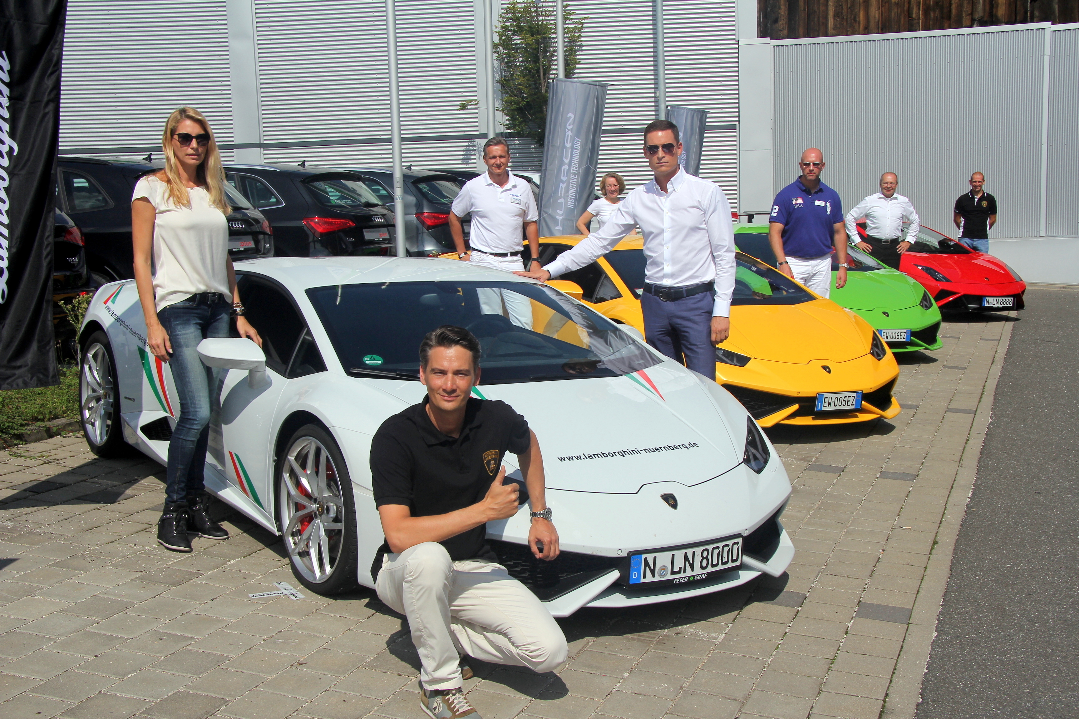 Lamborghini Exclusiv-Verkäufer Peter Joachim (vorne) mit den Teilnehmern der ersten Testfahrt. Dabei war auch Model und DJane Guilia Siegel (links) aus München.