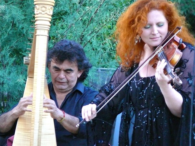 Virtuosen unter sich: Mit Kiko Pedrozo aus Paraguay an der Harfe hatte sich Martina Eisenreich eine hochkarätige Unterstützung auf die Bühne geholt. Foto: Uwe Müller