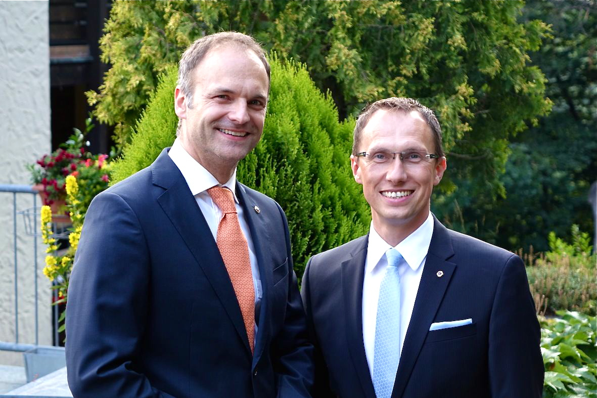 Joachim Hausner (r.) übernimmt den Präsidentschafts-„Stab“ des Lions Club Forchheim von Thomas Wagner. Foto: oh