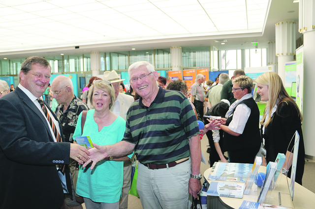 Kurt Raum (r.), Altstadtfest, und Gattin Ingrid trafen Landtagsabgeordneten Michael Brückner. | Foto: John R. Braun