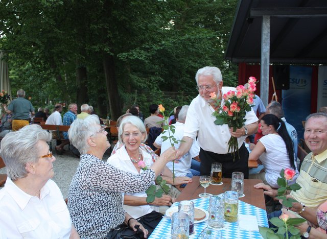 Stefan Kosmann verteilt Rosen an die anwesenden Damen und die Freude ist echt, wie man an den Gesichtern erkennen kann. | Foto: Victor Schlampp