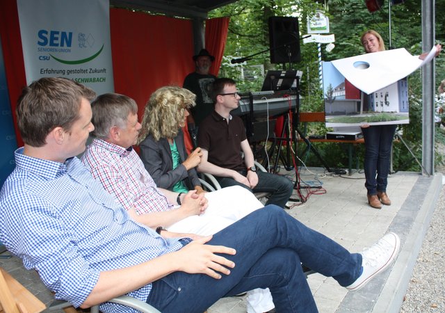 Sandra Joachim deckt ein weiteres Schwabach-Motiv auf. Zu Beginn war jeweils nur ein kleines Detail sichtbar. | Foto: Victor Schlampp
